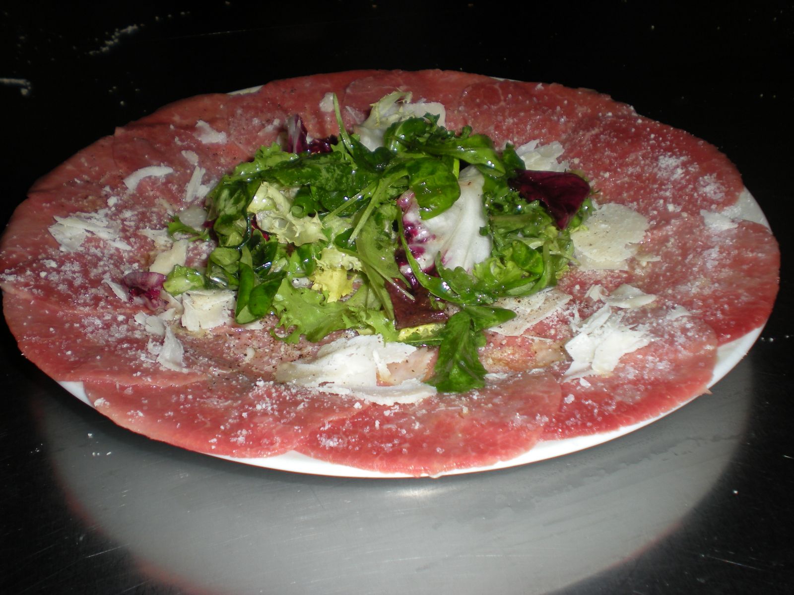 carpaccio van rundvlees met roquettesla