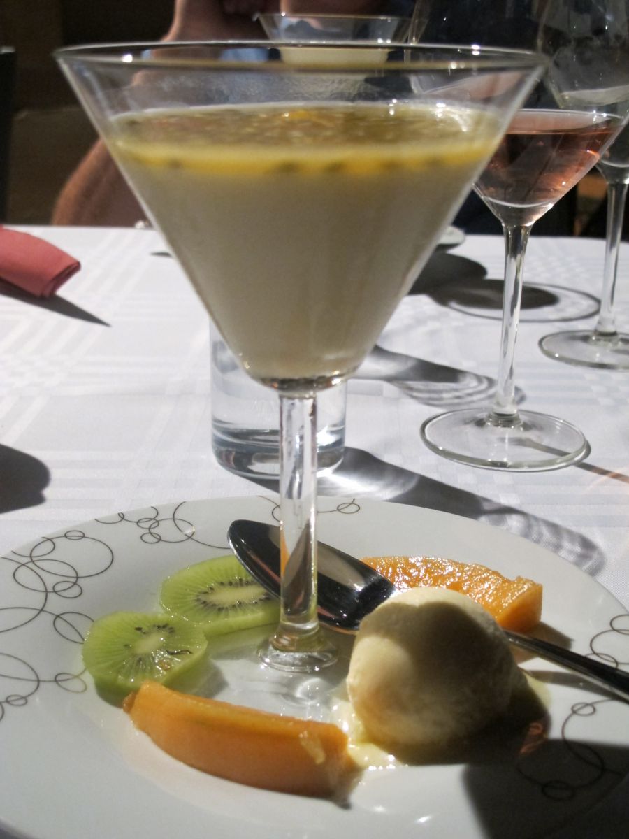 panna cotta van witte chocolade met passievruchtencoulis